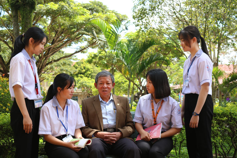 Dành nửa đời người để ''gieo'' con chữ