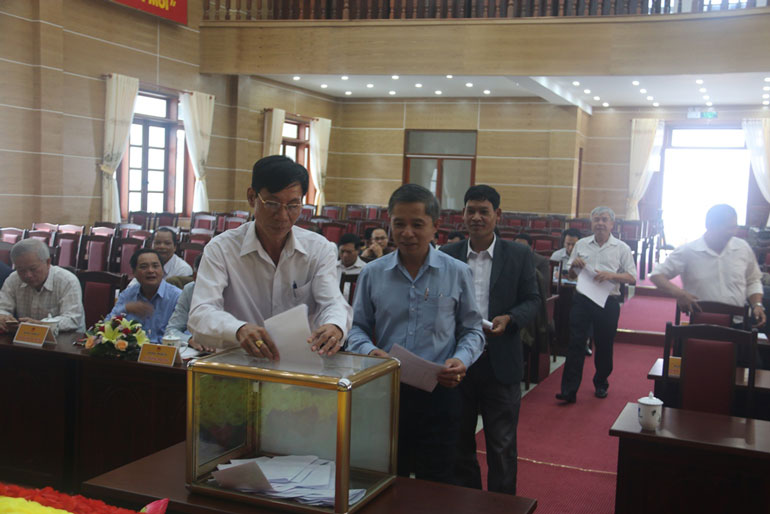 Các đại biểu bỏ phiếu bầu bổ sung các chức danh Phó Chủ tịch HĐND và UBND huyện