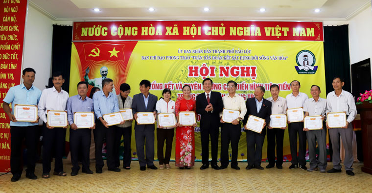 Các tập thể tiêu biểu nhận giấy khen