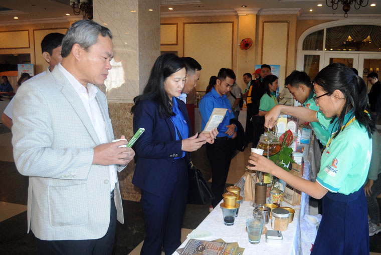 Các đại biểu tham quan gian trưng bày các sản phẩm khởi nghiệp lọt vào vòng chung khảo cuộc thi