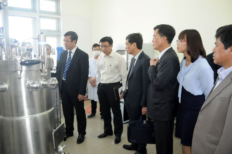 Thứ trường Bộ Giáo dục và Đào tạo Nguyễn Văn Phúc (ngoài cùng bên trái) khảo sát phòng thí nghiệm của Khoa Vật lý và Kỹ thuật hạt nhân, Trường Đại học Đà Lạt