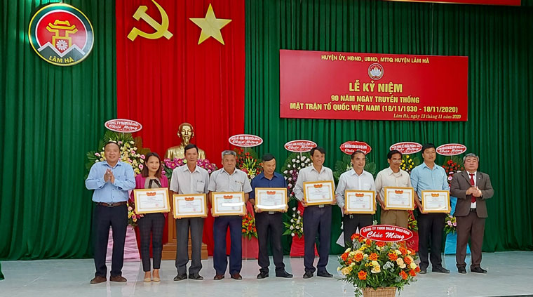 15 tập thể và 8 cá nhân được khen thưởng trong các cuộc vận động
