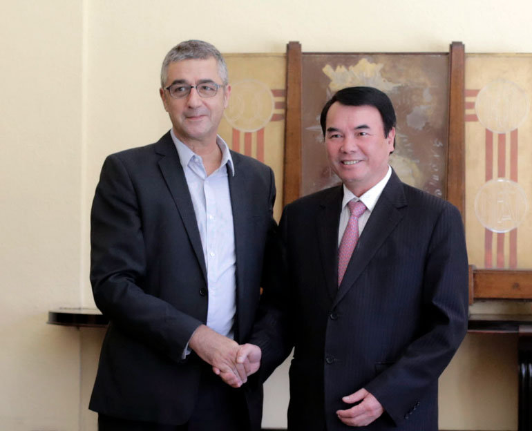 Một trong 2 tác giả cũng có mặt trong Đoàn công tác là nhà nghiên cứu văn hóa Olivier Tessier (trái) và Tiến sĩ Phạm S (phải) cũng là tác giả một cuốn sách về Đà Lạt.