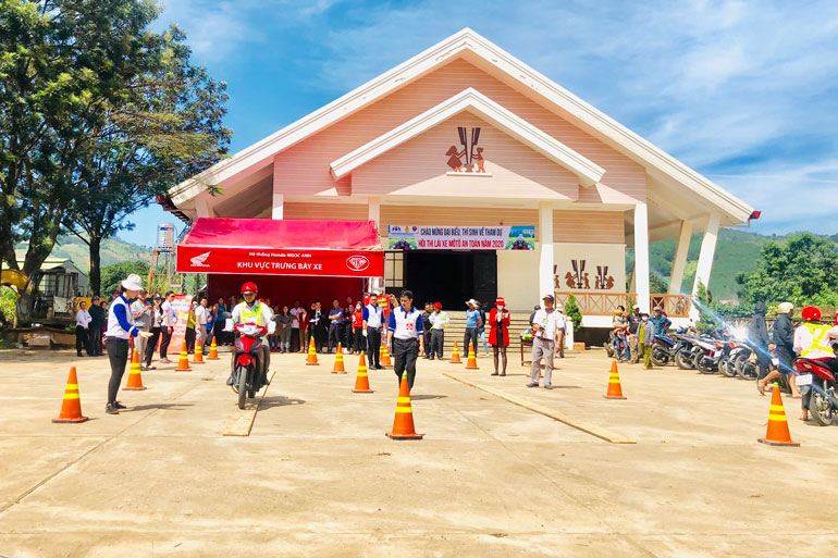 Các thi sinh tham gia phần thi thực hành trên sa hình ván hẹp