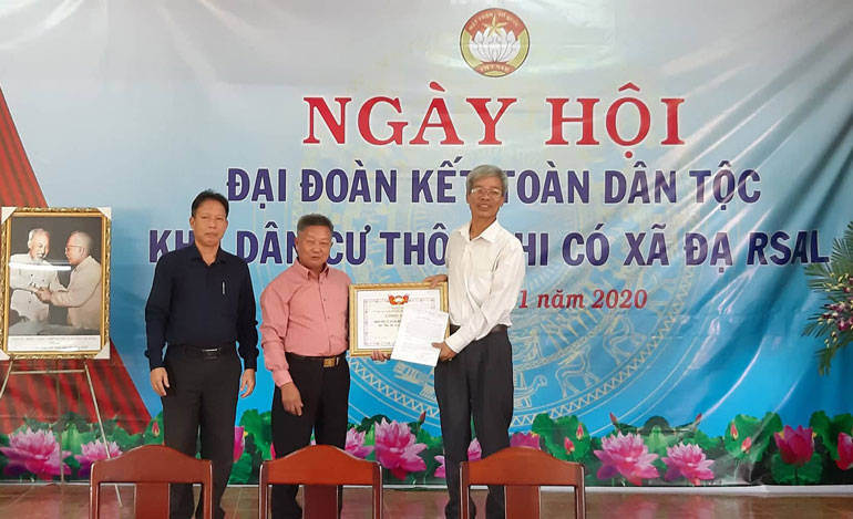Ông Nguyễn Văn Hương - Chủ tịch UBMTTQVN huyện Đam Rông trao Bằng công nhận đạt chuẩn khu dân cư nông thôn mới kiễu mẫu cho thôn Phi Có