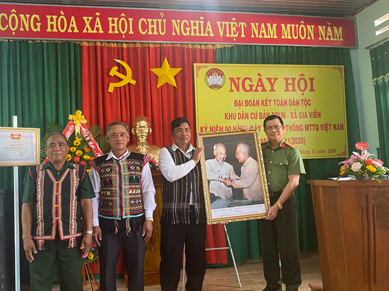 Giám đốc Công an tỉnh chung vui ngày hội đại đoàn kết với Nhân dân Bản Brun (Gia Viễn, Cát Tiên)