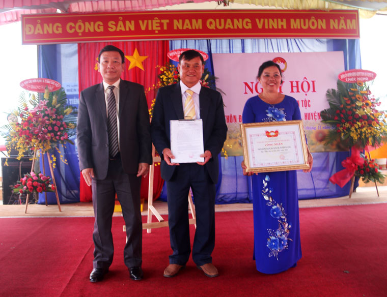 Đồng chí Bùi Thắng –Ủy viên BTV Tỉnh ủy, Trưởng Ban Tuyên giáo Tỉnh ủy Lâm Đồng trao Bằng công nhận “Khu dân cư kiểu mẫu” cho cán bộ cho cán bộ và Nhân dân Thôn Đăng Rách