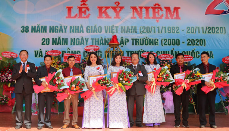 Trao giấy khen của Giám đốc Sở Giáo dục & Đào tạo cho các cá nhân có thành tích xuất sắc trong phong trào thi đua dạy tốt học tốt giai đoạn 2015 - 202