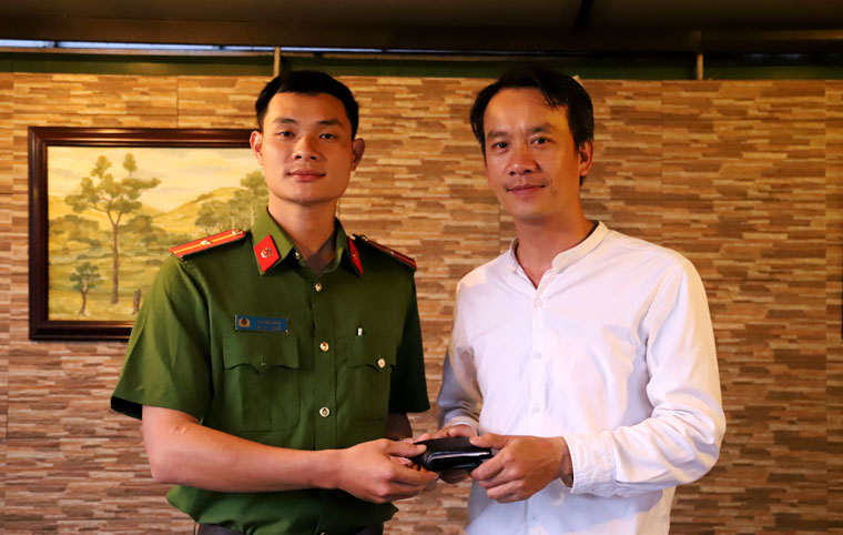 Thiếu úy công an giúp mẹ tìm trả lại hàng chục triệu đồng cho người đánh rơi