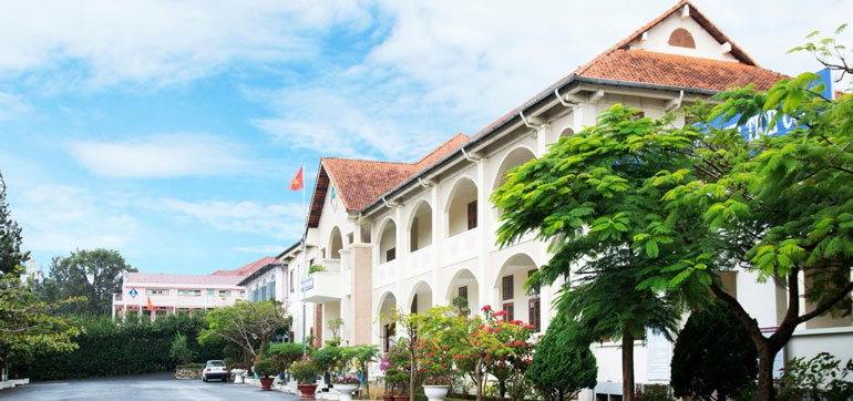 Trường THPT chuyên Thăng Long - Đà Lạt được phong tặng danh hiệu ''Anh hùng lao động'' thời kỳ đổi mới