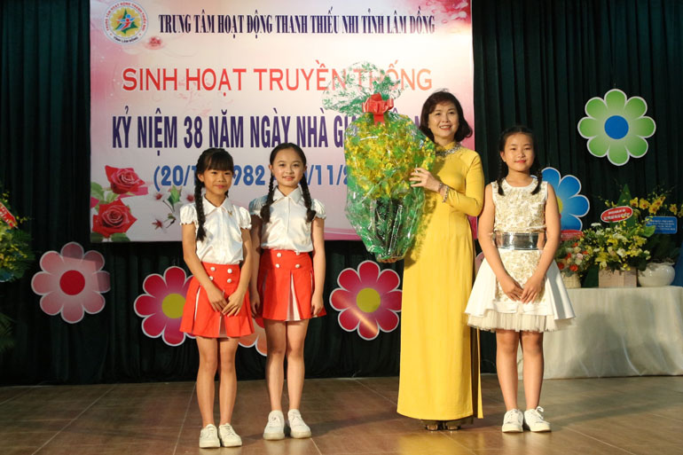 Lãng hoa như lời cảm ơn của các thế hệ học trò dành cho thầy cô giáo