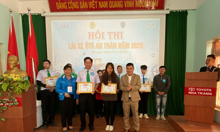 Trao giải cho các thí sinh