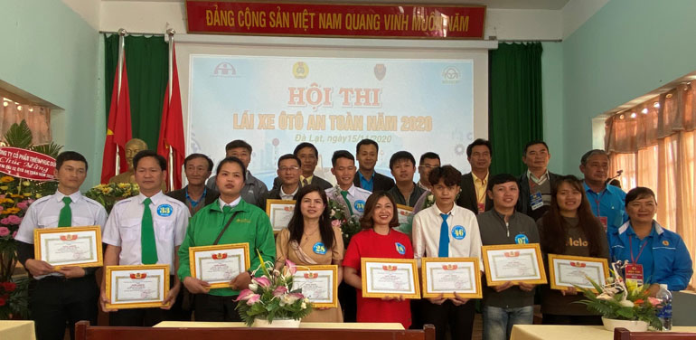 Ban tổ chức chụp hình lưu niệm cùng các thí sinh đạt giải