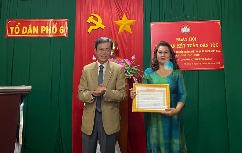 Ủy viên BTV Tỉnh ủy, Bí thư Thành ủy Đà Lạt tặng quà chúc mừng Tổ dân phố 6 đã nỗ lực đạt nhiều thành tích trong xây dựng “ Nông thôn mới - Đô thị văn minh”.