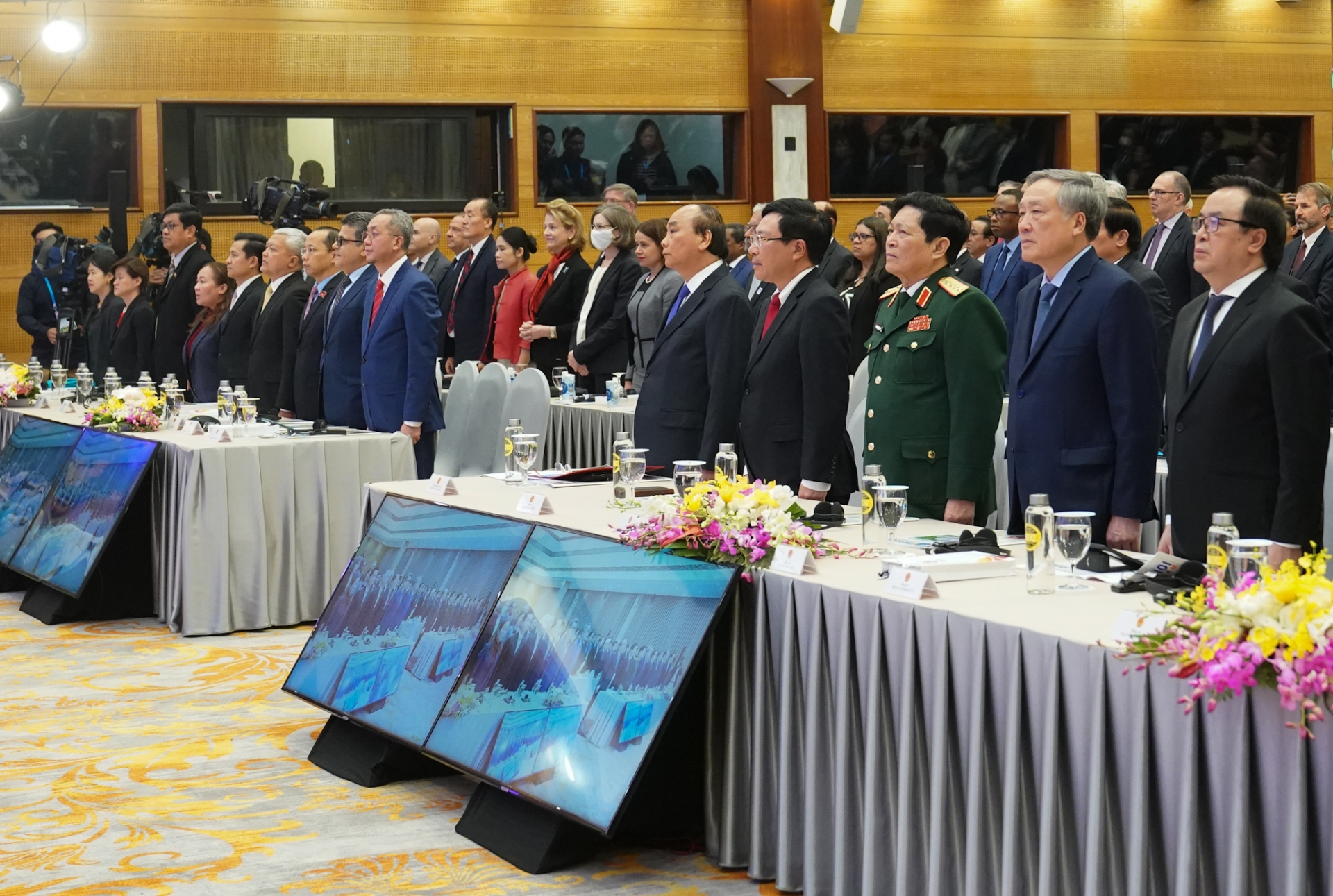 Các đại biểu dự lễ bế mạc Hội nghị Cấp cao ASEAN lần thứ 37 tại đầu cầu Hà Nội