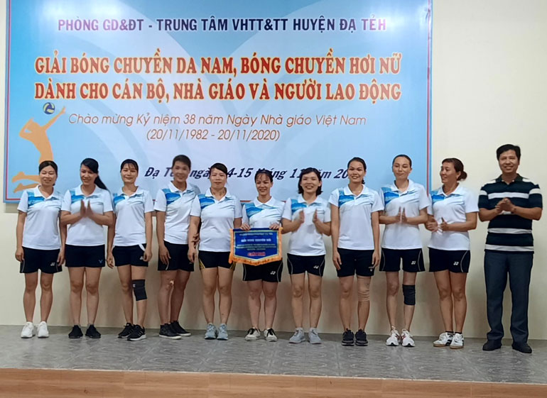  Ban chức trao giải nhì nội dung bóng chuyền hơi nữ