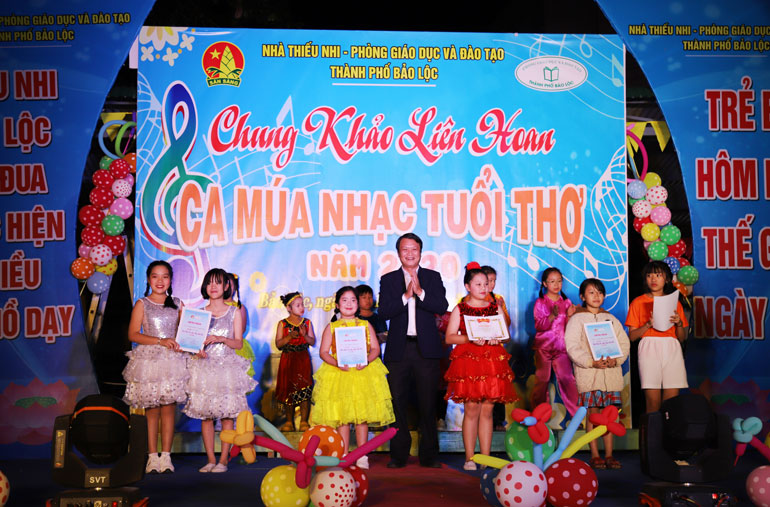Ban tổ chức trao giải cho các tiết mục xuất sắc khối tiểu học