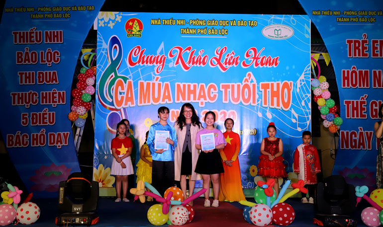 Ban tổ chức trao giải cho các tiết mục xuất sắc khối THCS