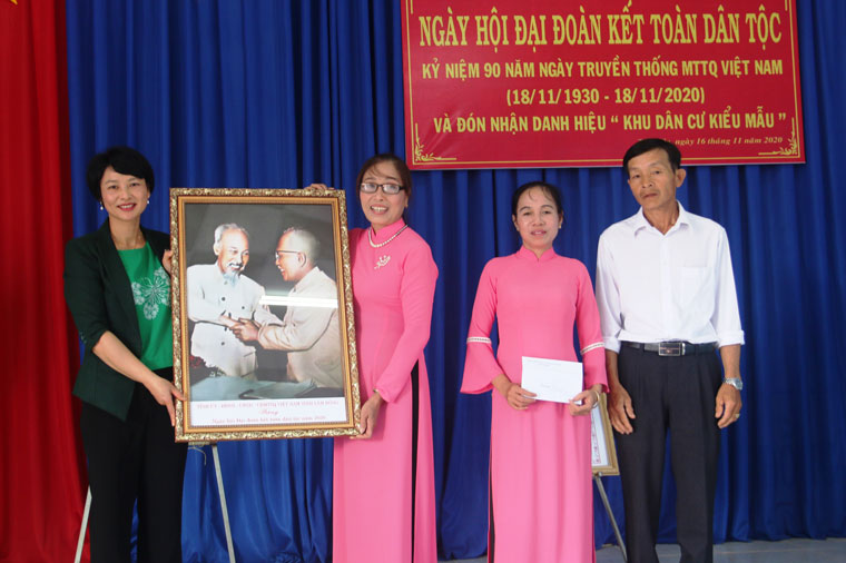 Chung vui ngày hội đại đoàn kết