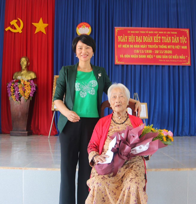 Đồng chí Phạm Thị Phúc – Ủy viên Ban Thường vụ Tỉnh ủy, Trưởng Ban Dân vận Tỉnh ủy tặng hoa và quà cho Mẹ Việt Nam Anh hùng Bùi Thị Xê