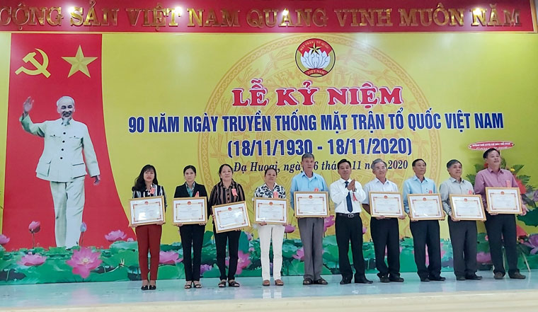 Các tập thể nhận khen thưởng