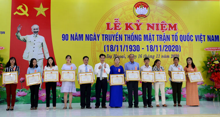 Khen thưởng các cá nhân đạt thành tích xuất sắc