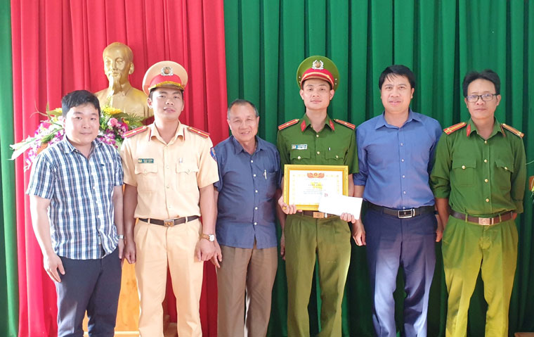 Khen thưởng Thiếu úy công an giúp mẹ trả lại tài sản cho người đánh rơi