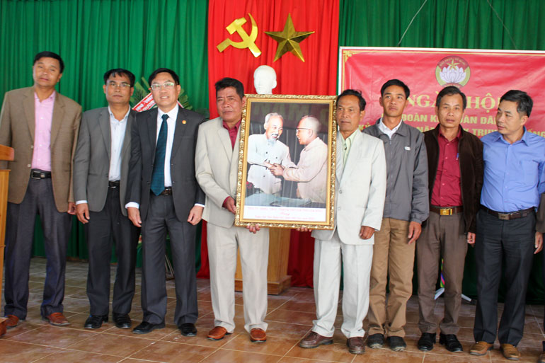 Chủ tịch Ủy ban MTTQ Việt Nam tỉnh Võ Ngọc Hiệp tặng bức ảnh “Bác Hồ - Bác Tôn” cho cán bộ và Nhân dân thôn Đạ Nghịt, xã Lát, huyện Lạc Dương