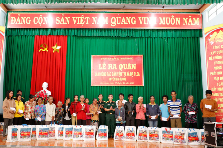 Ra quân làm công tác dân vận ở xã Đạ P'loa