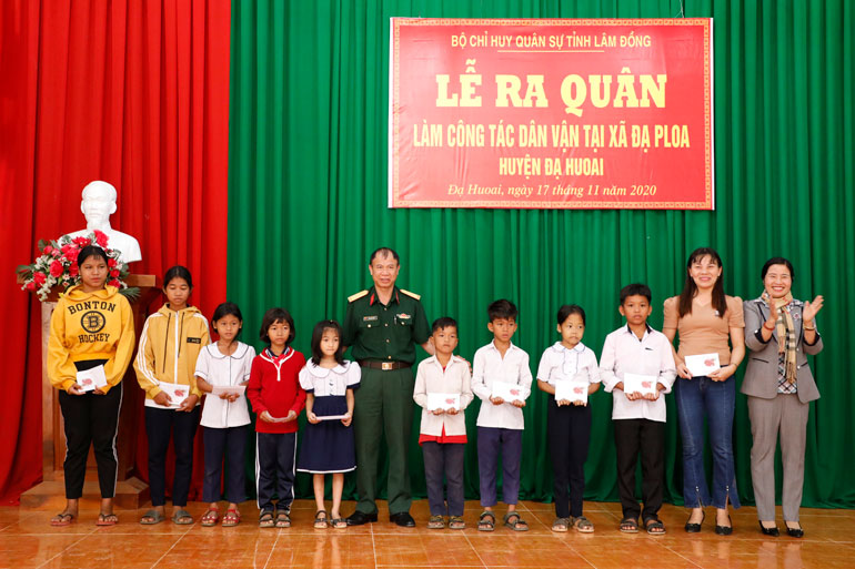 Khoa Chiến thuật Chiến dịch (Học viện Lục quân) tặng học bổng cho các học sinh nghèo