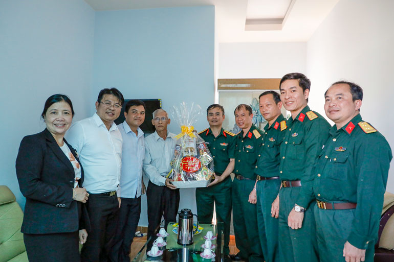 Thăm hỏi, tặng quà Mục sư K'Tệu - Nhà thờ Tin lành Đạ Thàm