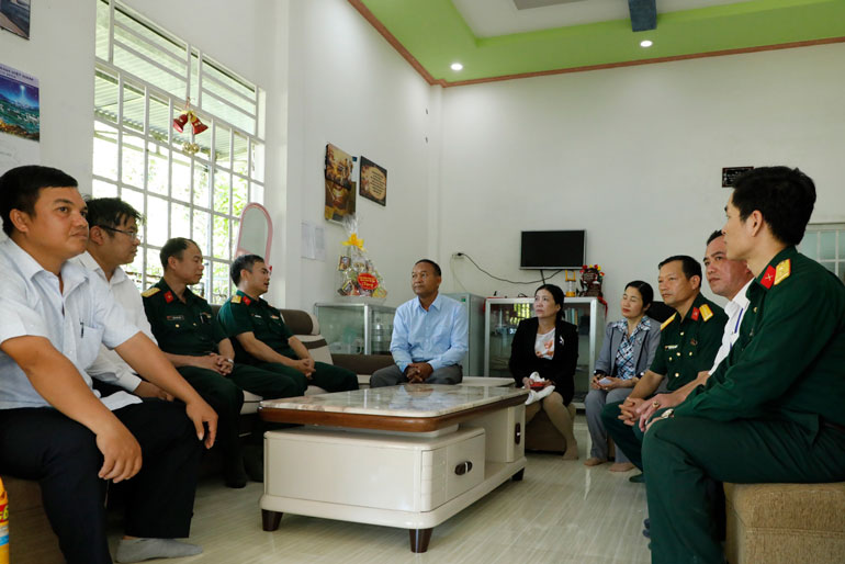 Thăm hỏi, tặng quà Mục sư K'Đọi - Chi hội Me Pu Đạ P'loa