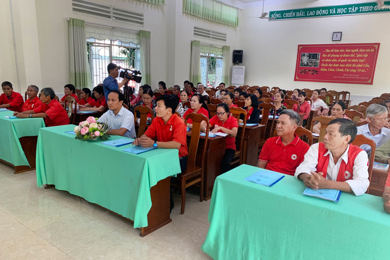 Bồi dưỡng chính trị và nghiệp vụ cho cán bộ Hội Chữ thập đỏ cơ sở