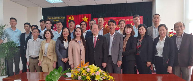Tân Giám đốc Sở cùng cán bộ, công chức, viên chức ngành văn hóa thể thao và du lịch tại lễ công bố quyết định