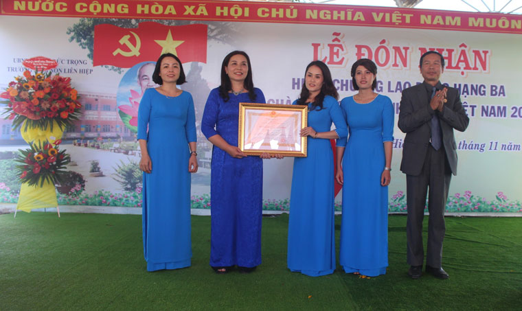 Trường Mầm non Liên Hiệp đón nhận Huân chương Lao động hạng Ba