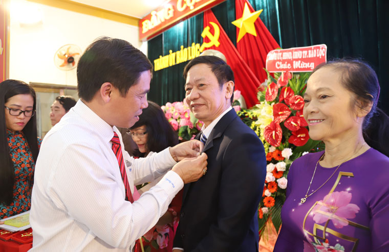 Đồng chí Nghiêm Xuân Đức – Phó Bí thư Thường trực Thành ủy Bảo Lộc trao kỷ niệm chương “Vì sự nghiệp Đại đoàn kết toàn dân tộc” cho các cá nhân