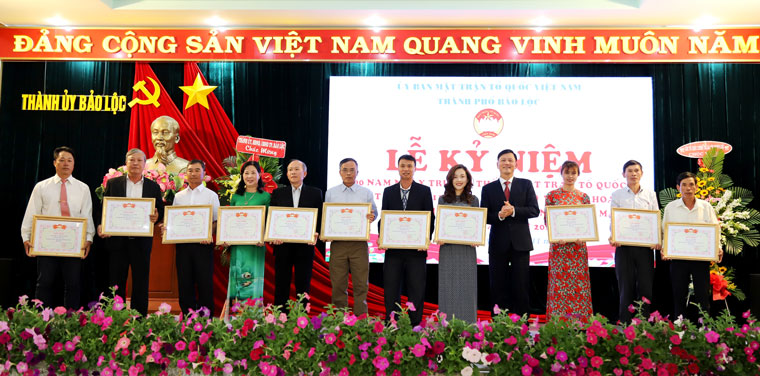 Khen thưởng các tập thể xuất sắc