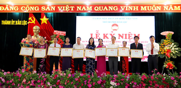 Khen thưởng các khu dân cư tiêu biểu