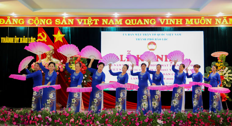 Các khu dân cư tiêu biểu trình diễn các tiết mục văn nghệ tại lễ kỷ niệm