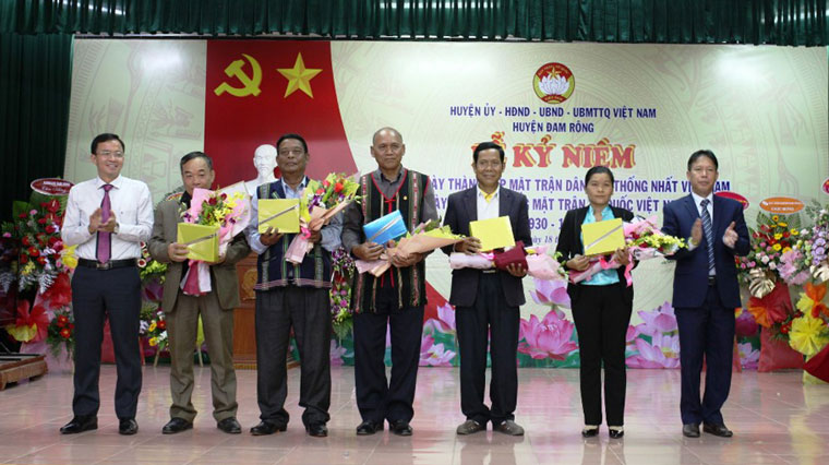 Trao kỷ niệm chương vì sự nghiệp Đại đoàn kết dân tộc cho các cá nhân