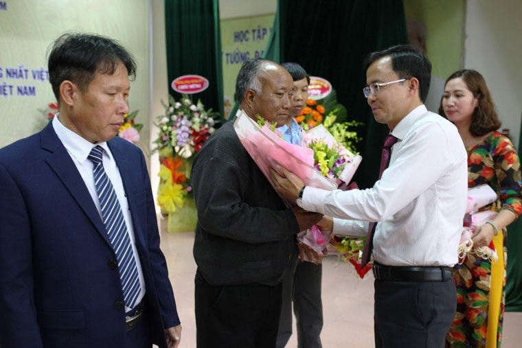 Khen thưởng cho các tập thể và cá nhân có thành tích xuất sắc trong công tác mặt trận