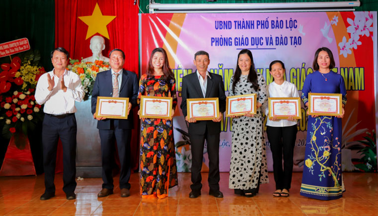 Các trường học đạt giải nhì Hội thị “Trường học của chúng tôi xanh, sạch, đẹp, an toàn và thân thiện” năm học 2020 – 2021 nhận khen thưởng