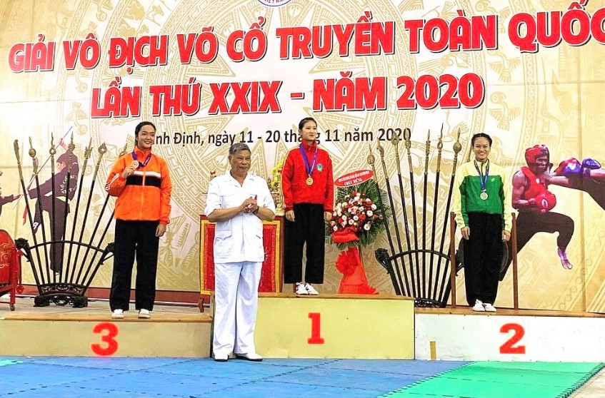 VĐV Vũ Anh Thư trên bục danh dự nhận giải