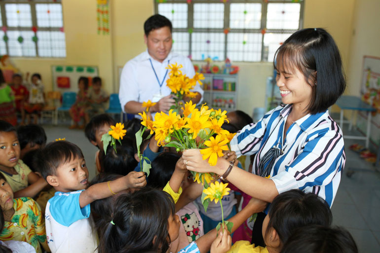 Vượt hàng chục cây số từ xã Đạ R’Sal về thôn Đạ M’Pô, xã Liêng SRonh dạy học, đây là năm đầu tiên cô giáo Nguyễn Thị Yên (sinh năm 1996) về công tác tại Trường Mầm non Đạ R’Sal. Sau vài tháng đầu bỡ ngỡ, cô giáo trẻ này đã dần bắt nhịp với tiếng bi bô tập đánh vần của những trẻ thơ i dân tộc Mông nơi đây. Và, cũng chỉ từng ấy thời gian là đủ để cô gái trẻ vun xới mầm yêu thương, gắn bó với vùng đất này