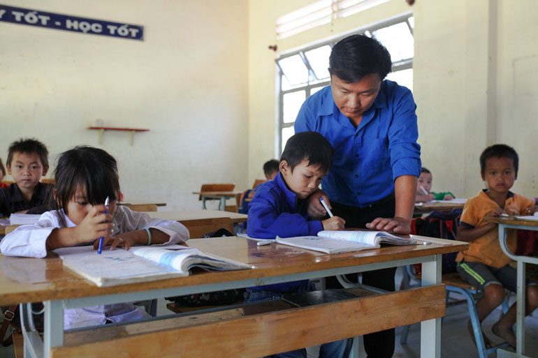 Còn đối với thầy Dương A Thè, chủ nhiệm lớp 2 điểm trường Đạ M’Pô, đây đã là năm thứ 9 anh gắn bó với điểm trường này. Đối với thầy Thè, mọi hoạt động của thầy và trò trong lớp vẫn diễn ra bình thường, dù ngoài kia không khí ngày 20/11 đang rất rộn ràng