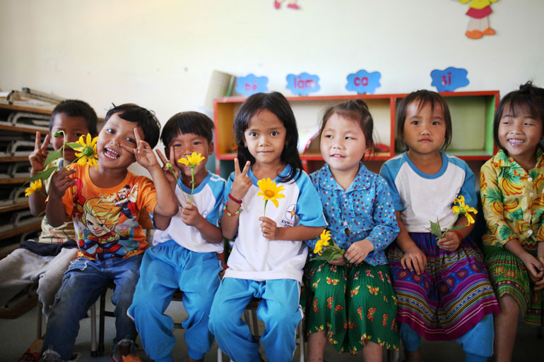 Học sinh điểm trường mầm non Đạ M’Pô hái hoa Dã Qùy tặng giáo viên