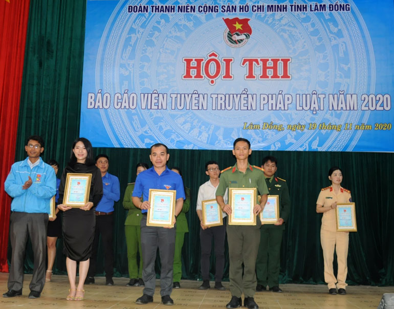 Trao giải cho các thí sinh đạt kết quả cao tại hội thi