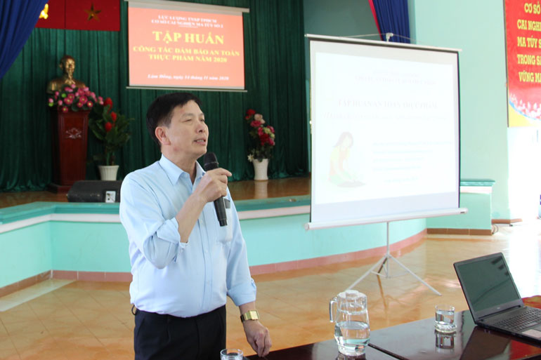 Cán bộ Chi cục ATTP tỉnh truyền đạt những kiến thức cơ bản về Luật ATTP, các kỹ năng thực hành để phòng chống ngộ độc thực phẩm cho các chủ cơ sở