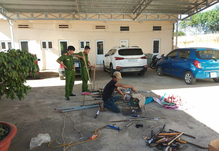 Công an Đức Trọng tổ chức tiêu hủy vũ khí