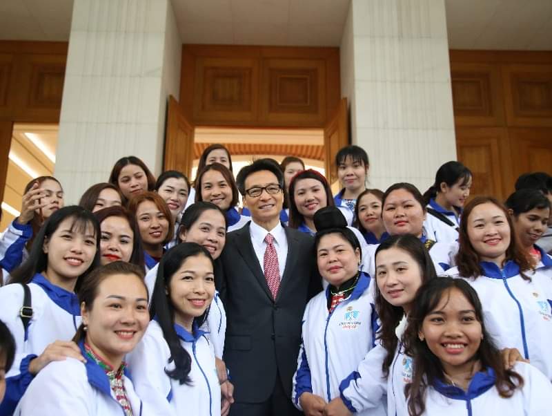 63 thầy, cô giáo đồng bào dân tộc thiểu số trên mọi miền Tổ quốc chụp hình lưu niệm cùng Phó Thủ tướng Chính phủ Vũ Đức Đam và các đại biểu Trung ương tại lễ tuyên dương